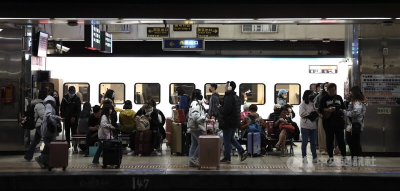 圖為台北車站月台乘車人潮。（中央社檔案照片）