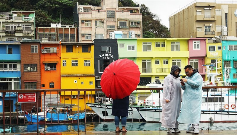 台灣各地31日早晚仍偏冷，中南部、東南部等地有局部短暫陣雨，初三計畫走春出遊民眾記得帶雨具。(中央社檔案照片)