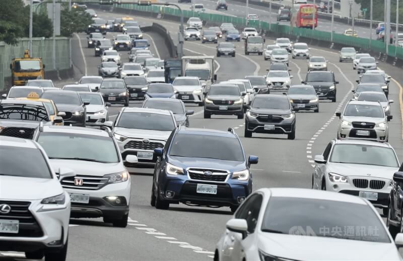 圖為國道1號五股南下車流。（中央社檔案照片）