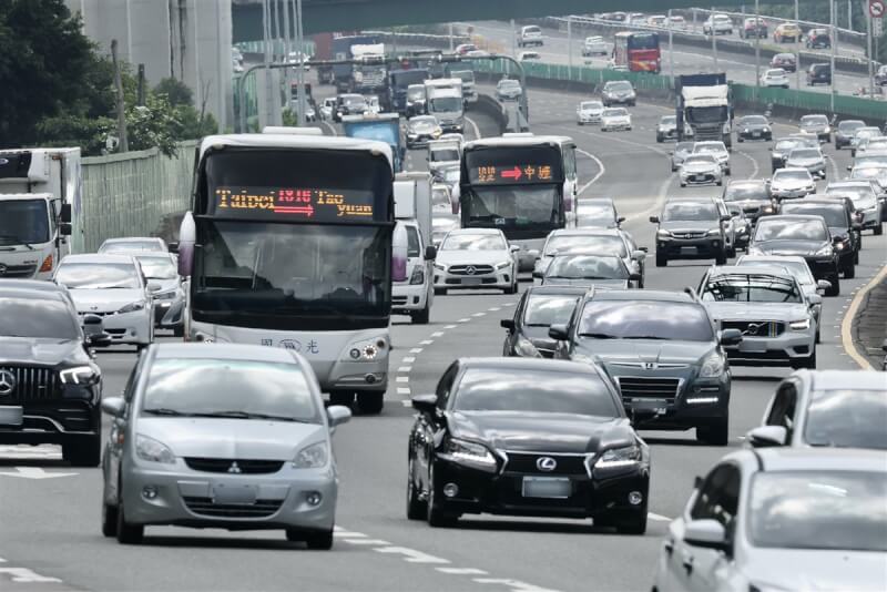 圖為過去連假期間國道1號泰山路段的車潮。（中央社檔案照片）