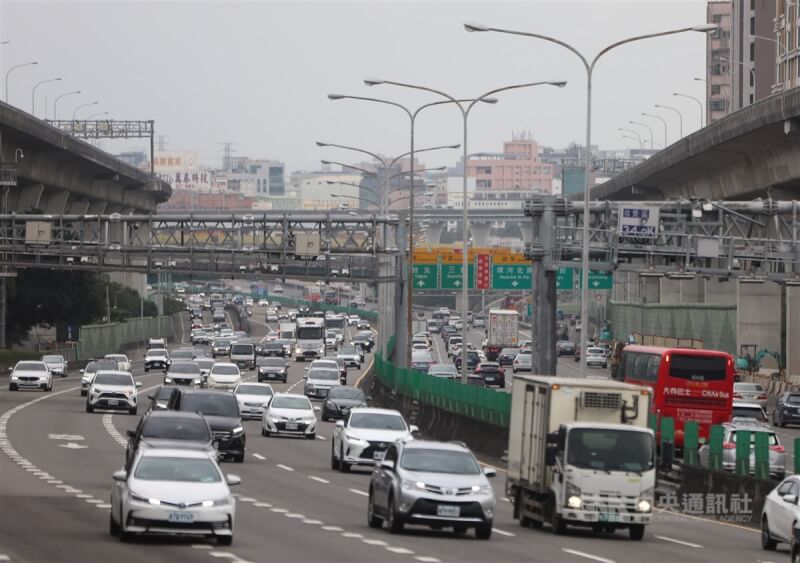 圖為國道1號五股至楊梅區間車流。（中央社檔案照片）