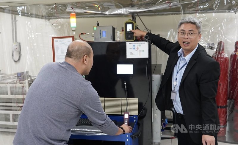 30kW混氫發電機啟動到滿載僅約1分鐘,1小時可發30度電,相當於30台吹風機用電量;另裝設氫氣濃度和尾氣排放濃度等分析監測儀器,以確保安全。中央社記者董俊志攝 114年1月30日