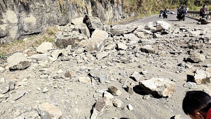 嘉義縣大埔鄉30日上午地震，台18線（阿里山公路）69.5K一度雙向無法通行。（嘉義縣政府提供）