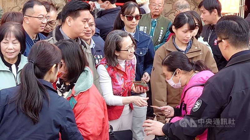 副總統蕭美琴（前中）30日大年初二到嘉義縣廟宇參香及發送福袋，向民眾道賀新年快樂。中央社記者蔡智明攝  114年1月30日