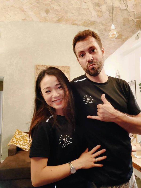 羅馬台灣同鄉會會長陳易文(左)與義籍先生從事旅宿業,在羅馬競技場週邊經營短租度假公寓。(陳易文提供)中央社記者黃雅詩羅馬傳真 114年1月30日