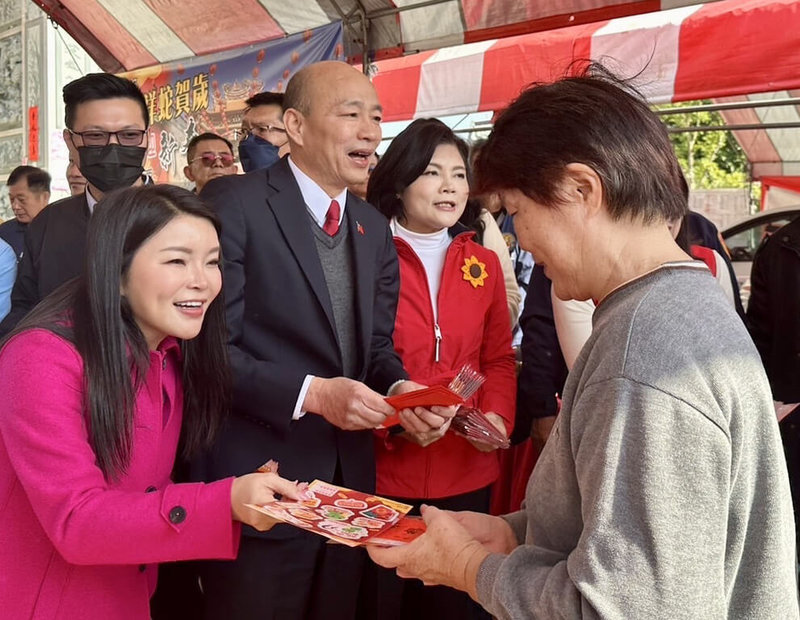 立法院長韓國瑜（前左2）30日在雲林縣長張麗善（前左3）、國民黨籍立委張嘉郡（前左）等人陪同下，在雲林西螺宮廟發送開運福袋，向民眾賀年。（張嘉郡提供）中央社記者蔡智明傳真  114年1月30日