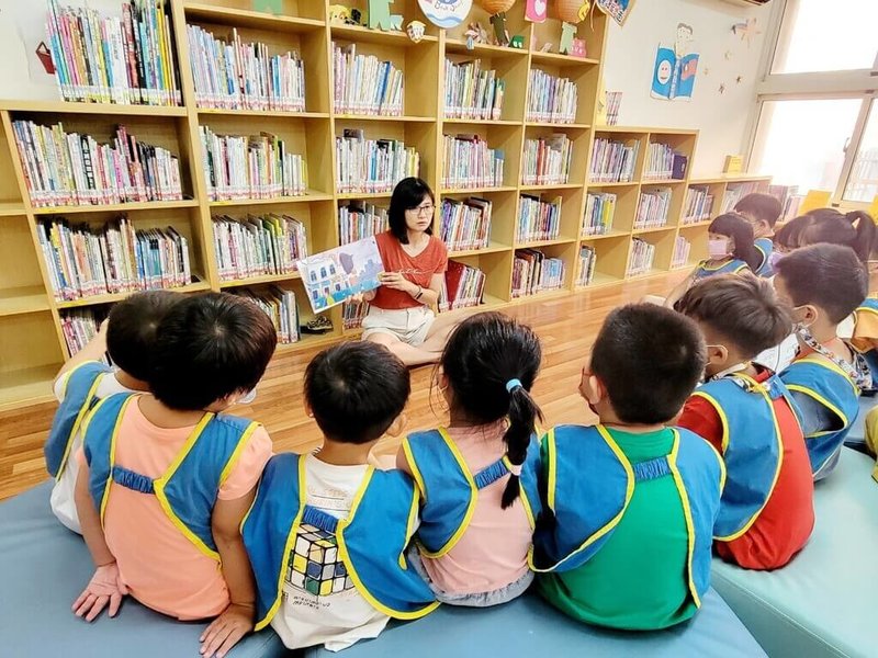 雲林縣土庫鎮圖書館長彭冠綸(拿書者)上任後推出「下課10分鐘」、bookpanda外送書箱等計畫,借閱率翻倍,吸引外縣市取經。 (彭冠綸提供) 中央社記者姜宜菁傳真 114年1月31日