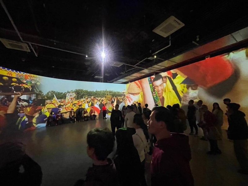 屏東縣王船文化館在過年期間推出音樂沙龍與彩繪神將面具等工作坊,縣府文化處指出,大年初二整天人潮不斷,單日即湧入逾萬人次參觀。(屏東縣政府文化處提供)中央社記者黃郁菁傳真 114年1月31日