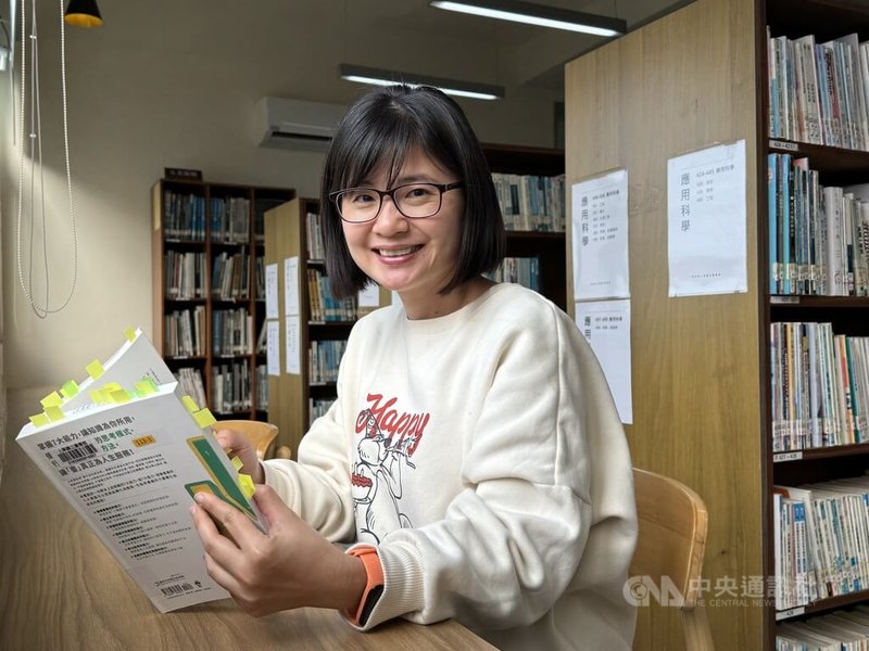 雲林縣土庫鎮圖書館長彭冠綸（圖）靠不停創新，讓書本走進社區，連4年獲教育部「整體閱讀力表現績優城市」肯定。中央社記者姜宜菁攝 114年1月31日