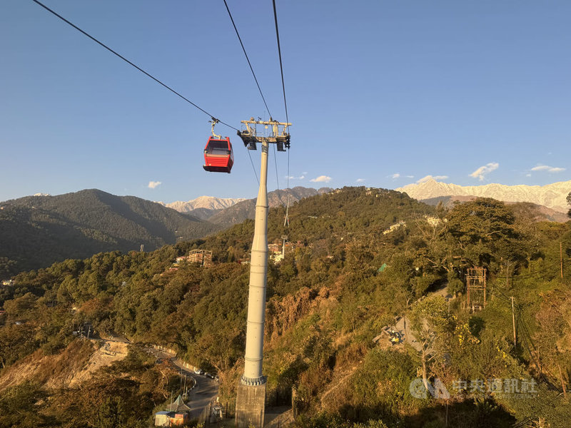 旅客搭上纜車,可在高空一覽達蘭薩拉全貌,翠綠的山谷、皚皚白雪覆蓋的山頭盡收眼底。中央社記者李晉緯達蘭薩拉攝 114年1月31日