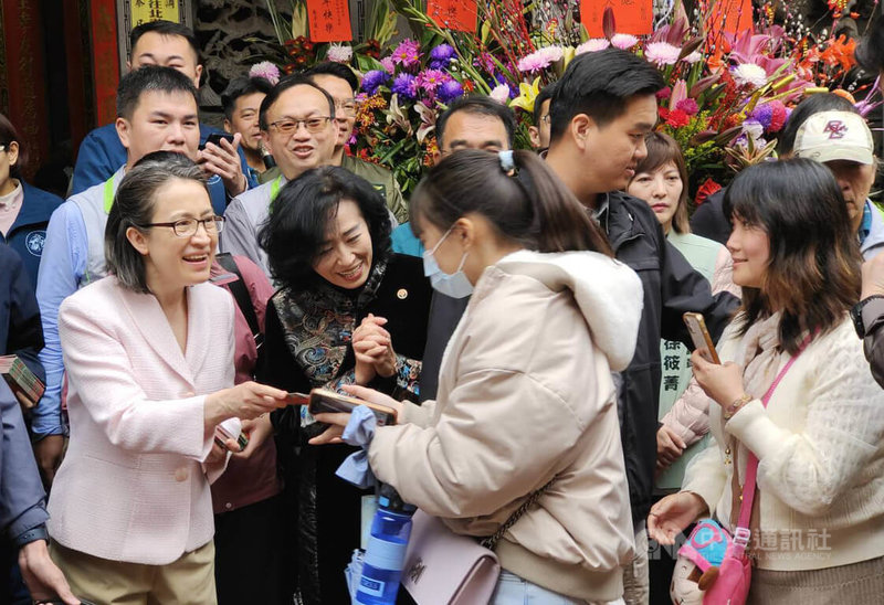 大年初三，副總統蕭美琴（前左）走春行程滿檔，31日前往苗栗通霄白沙屯拱天宮參拜，並發放福袋向民眾賀年。中央社記者管瑞平攝  114年1月31日