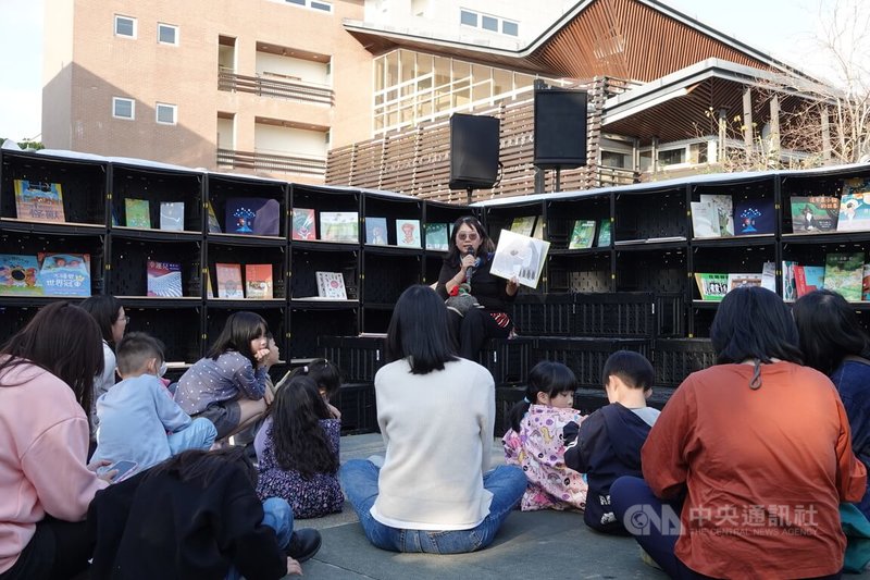 「搖籃閱讀市集–積木裡的繪本世界」31日起在高雄美濃文創園區展開,以1700個蔬菜藍搭成書架陳列各式繪本,並邀請20名說書人全天接力說故事給孩子們聽。中央社記者林巧璉攝 114年1月31日