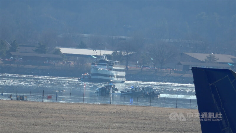 美國華府29日晚間發生客機與黑鷹直升機在空中相撞後雙雙墜入波多馬克河的意外。圖為30日事故現場。中央社記者石秀娟華盛頓攝 114年1月31日