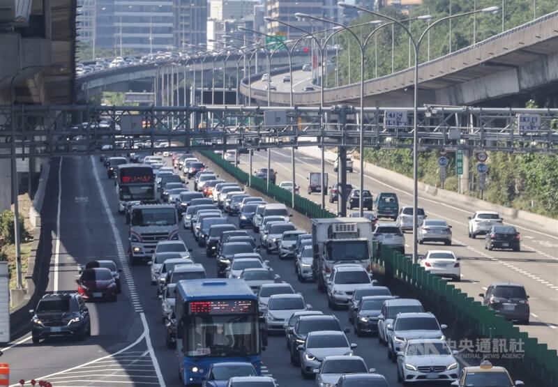 國道1號內湖至汐止北上路段出現車多壅塞情況。（中央社檔案照片）