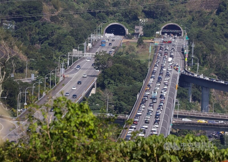 圖為30日大年初二國道3號北向木柵系統路段車潮。中央社記者謝佳璋攝 114年1月30日