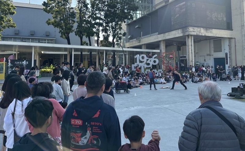 屏東縣各文化景點走春人氣旺,屏菸1936文化基地有最受親子喜愛的樂高展,還有好拍展覽「世界潮展開」,戶外廣場亦有精彩表演,吸引不少親子族群到訪。(屏東縣政府文化處提供)中央社記者黃郁菁傳真 114年1月31日