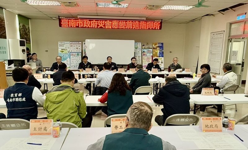 嘉義、台南地區連日來發生多起地震，多處致災。台南市長黃偉哲（後右4）31日在玉井區召開災害應變會議，要求年後加速災後鑑定及復建工作。（台南市政府提供）中央社記者張榮祥台南傳真  114年1月31日