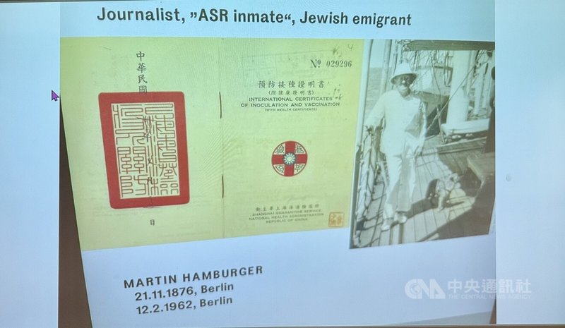 作家黃文鈴近日在柏林新書發表會上展示一份由中華民國發出的疫苗接種證書,該文件屬於一位曾逃亡上海的猶太難民,原始文件藏於柏林猶太歷史博物館。中央社記者林尚縈柏林翻攝 114年1月31日