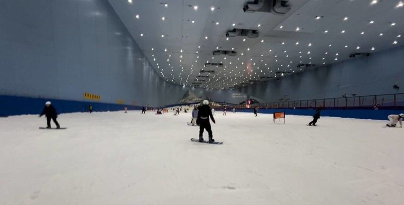 近年不少中國南方城市發展冰雪旅遊,有港人多次到廣州融創樂園室內滑雪場滑雪,指若沒有時間到外國,到這裡滑雪是不錯的選擇。(受訪者提供)中央社記者陳鎧妤台北傳真 114年1月31日