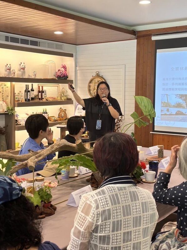 雲林縣古坑鄉創樂子生活學苑負責人王毓琦(站立者)說,與其說她幫青年,不如說青年幫她克服社交障礙,包括強迫自己寫計畫、提案溝通到執行,甚至如業務員拿起麥克風當講師,為創業者連接資源、搭橋。 (王毓琦提供)中央社記者姜宜菁傳真 114年1月31日
