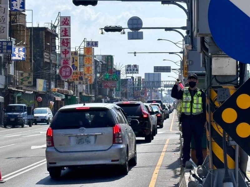 歷年屏東春節北返車潮在初四達高峰，警方預期1日下午北上車流將逐步攀升，晚間達巔峰；台1線部分路段將出現壅塞情形，視情況調撥車道，並將增派警力指揮車輛及行人秩序，確保交通流暢。（屏東縣政府警察局提供）中央社記者黃郁菁傳真  114年2月1日