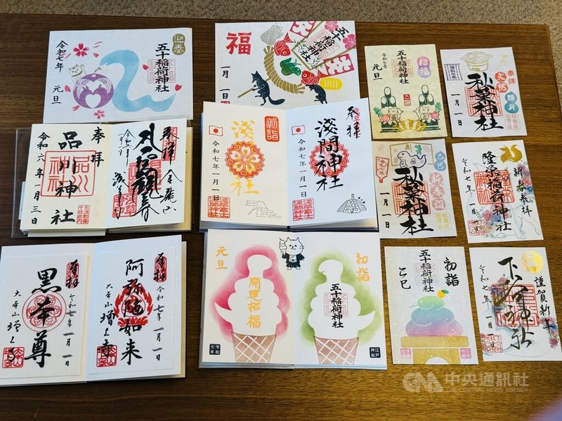 御朱印原本是奈良.平安時代(710-1185年)民眾在寺院抄寫經文並獻給神明後由寺院方發放的證明,江戶時代大眾化。10年前日本掀起一股收集御朱印熱,目前也很多人收集,尤其新年期間到寺社參拜也求御朱印。中央社記者楊明珠東京攝 114年2月1日