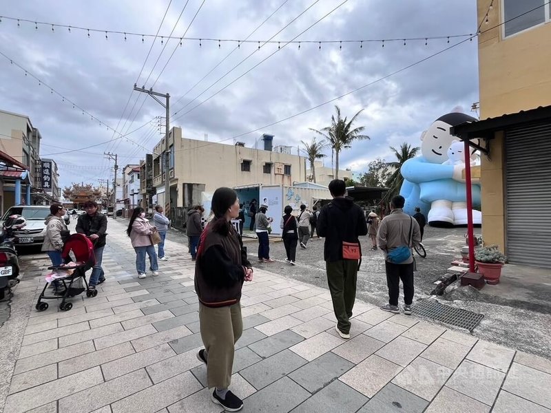 屏東車城看海美術館「落山風藝術季」活動,主題「在海邊的人」展期從2024年12月20日至2025年3月2日。街道上擺設融化人心的「女孩與貓」巨型充氣裝置等。中央社記者黃郁菁傳真 114年2月1日