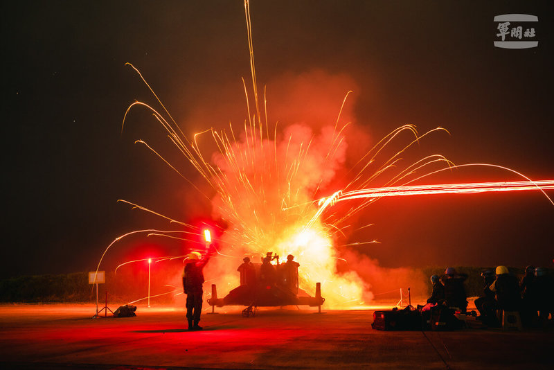 空軍防空部在春節前夕執行「連實彈射擊及戰鬥教練」，圖為35快砲實施夜間射擊畫面，並精準摧毀靶機。（軍聞社提供）中央社記者游凱翔傳真  114年2月1日