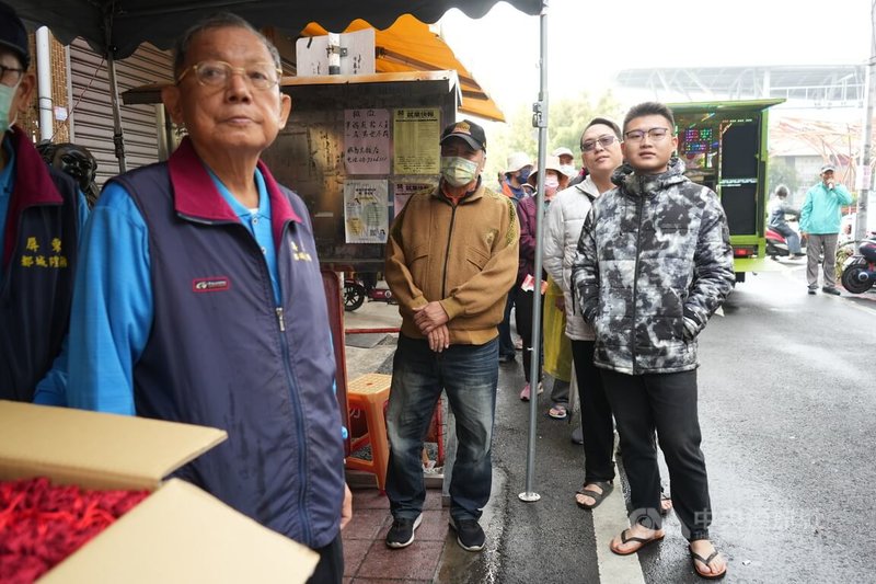民俗上大年初四迎財神,屏東市都城隍廟1日依慣例發錢母。奪得第1順位的吳姓男子(棕色衣服者)開心表示,前一晚11時就來排隊,已經連3年搶到第1位。中央社記者黃郁菁攝 114年2月1日