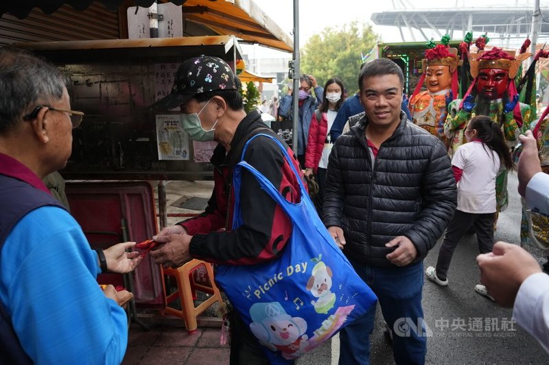 民俗上大年初四迎財神,屏東市都城隍廟1日依慣例發錢母。廟方表示,每年人潮都很踴躍,預計中午發放完畢。圖為民眾排隊領取。中央社記者黃郁菁攝 114年2月1日