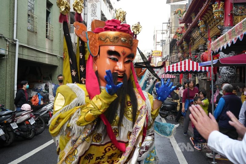 屏東都城隍廟1日發放錢母,請來各式神尊與現場民眾擊掌、互動,現場喜氣洋洋。中央社記者黃郁菁攝 114年2月1日