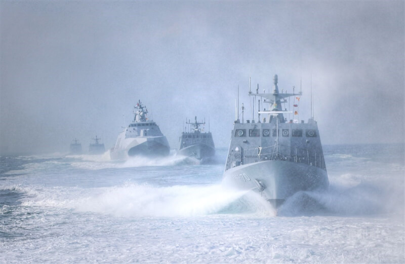 圖為海軍1月9日在左高海域執行艦艇緊急出港暨戰術機動演練，4艘光六飛彈快艇與沱江級巡邏艦（左3）組成編隊高速機動行駛，展現濱海打擊作戰能力。（中央社檔案照片）