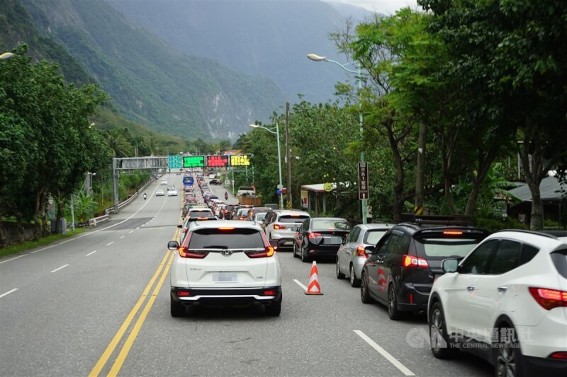 蘇花路廊北上車潮。（中央社檔案照片）