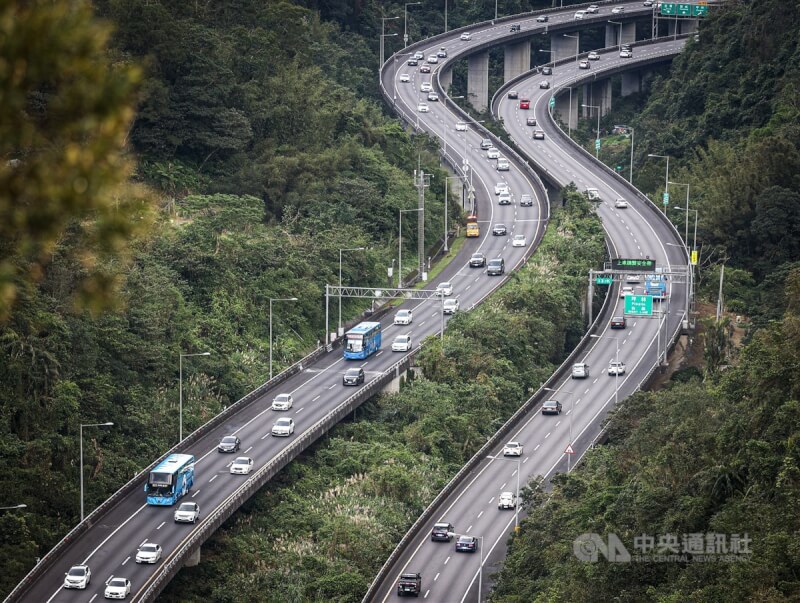 春節連假即將結束，返鄉過年的民眾紛紛返回工作地，圖為1日下午國道5號宜蘭至坪林北上路段逐漸湧現的車潮。中央社記者鄭清元攝 114年2月1日