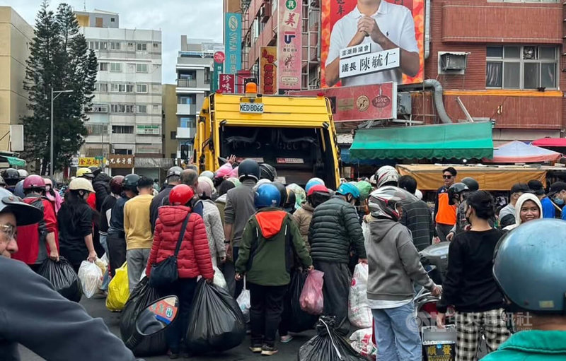 農曆春節連假近尾聲，馬公市1日恢復垃圾清運，清潔隊在停靠的清運點出動2部垃圾車來收運，讓市容恢復乾淨。中央社  114年2月1日