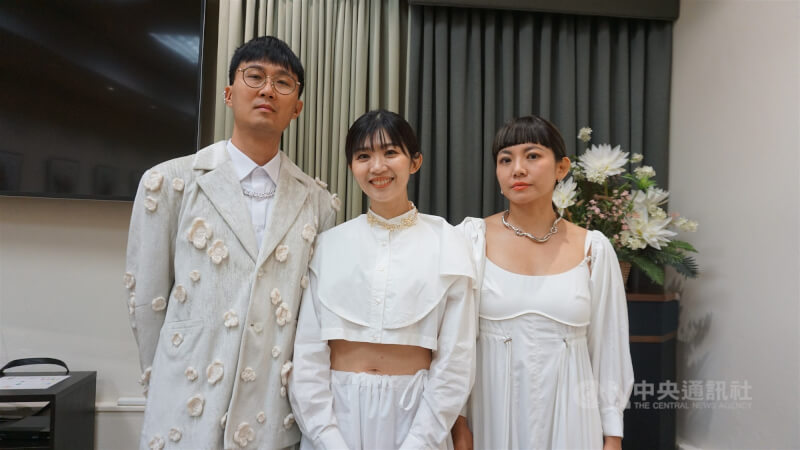 設計師李珮慈(中)以樂團「一虎一虎」首張專輯「病子病病病子」入圍第67屆葛萊美獎最佳唱片包裝。圖右為主唱賴予喬、左為貝斯手鄭乃涵。中央社記者林宏翰洛杉磯攝 114年2月1日