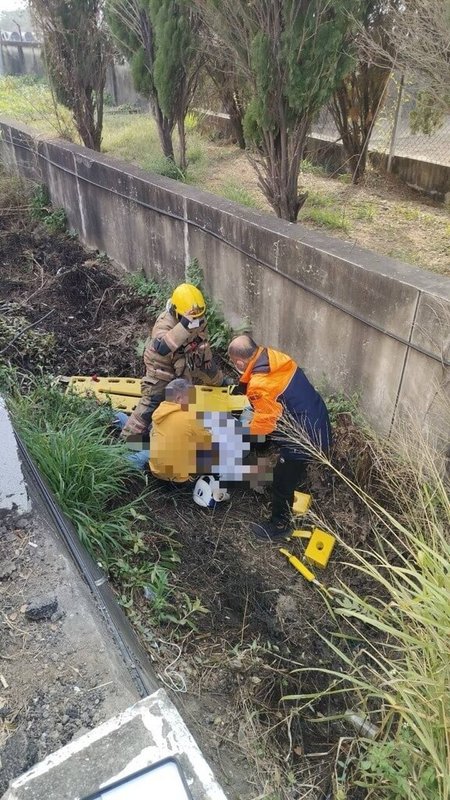 台南市柳營區1月31日下午發生汽車和機車碰撞事故，造成機車騎士摔落大水溝，當場無生命跡象，送醫不治。（台南市消防局提供）中央社記者張榮祥台南傳真  114年2月1日