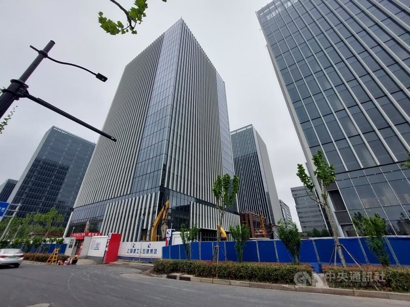 中國房市低迷,商辦大樓的空置率也飆升。根據戴德梁行,上海2024年辦公樓平均空置率22.4%,與此同時,仍有大批新建辦公樓持續投入市場,圖為2024年5月上海浦東建設中的辦公樓。中央社記者張淑伶上海攝 114年2月2日
