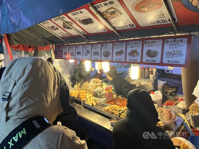 辣炒年糕、炸物、飯捲等韓國傳統飲食,不只韓國人喜歡、也深受外國觀光客喜愛。圖為首爾街頭辣炒年糕攤。中央社記者廖禹揚首爾攝 114年2月2日