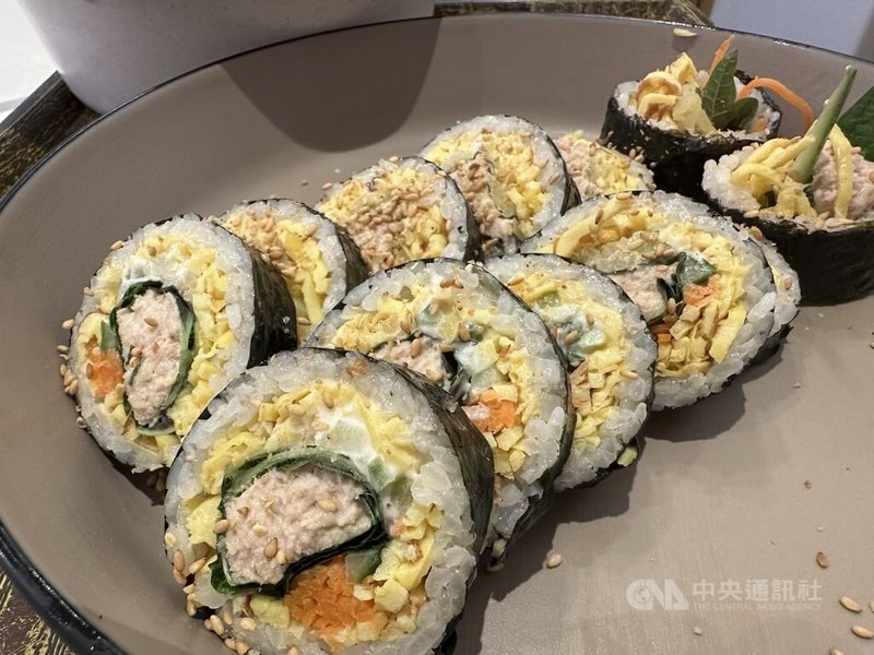 重視外貌管理的韓國年輕人近年吹起「健康飲食」風潮,過去以米飯為主的飯捲開始出現以蛋絲替代部分、甚至全部米飯的版本。中央社記者廖禹揚首爾攝 114年2月2日