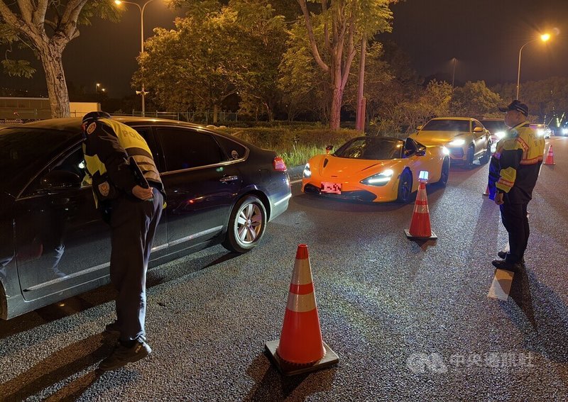 每逢週六夜晚,大批改裝車塞爆國道南投服務區,可說是台版大黑PA,也衍生亂象;國道公路警察局第七公路警察大隊幾乎每週六夜間安排臨檢勤務。中央社記者蕭博陽南投縣攝 114年2月2日