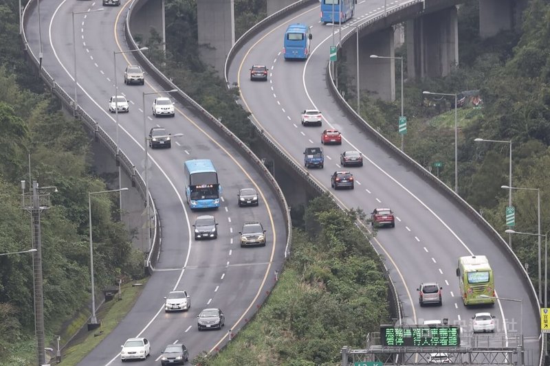 春節連續假期最後一天，高速公路局預判2日重點壅塞路段為國5北向宜蘭至坪林等路段。圖為2日下午國5坪林段車流順暢。中央社記者吳家昇攝  114年2月2日