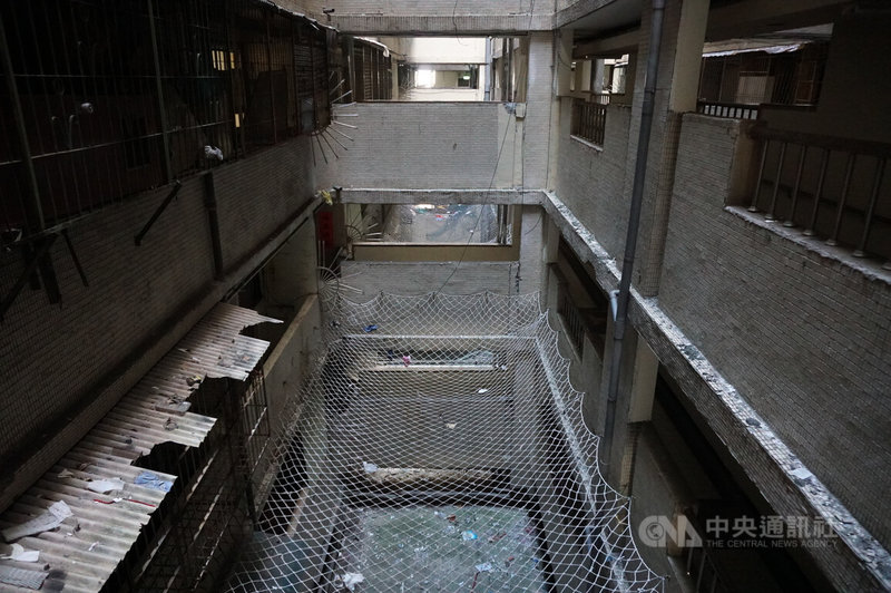 台北市西寧大樓使用至今達40餘年,因建物老舊,且氯離子含量高及有混凝土中性化等問題,市府評估後決定拆除改建為社會住宅。圖為西寧大樓內部。中央社記者劉建邦攝 114年2月2日