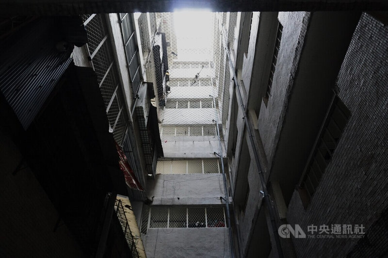 1982年完工的台北市西寧大樓位於忠孝橋旁,內有國宅,每戶坪數從12坪至24坪不等,圖為內部天井。中央社記者劉建邦攝 114年2月2日