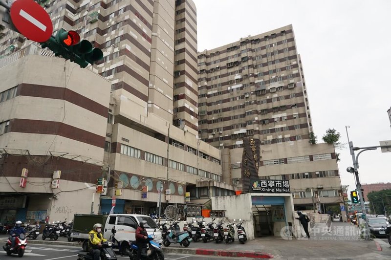 台北市西寧大樓預計於2026年拆除改建,攤商期盼大樓改建後讓市場重現榮景。圖為西寧市場其中一處入口。中央社記者劉建邦攝 114年2月2日