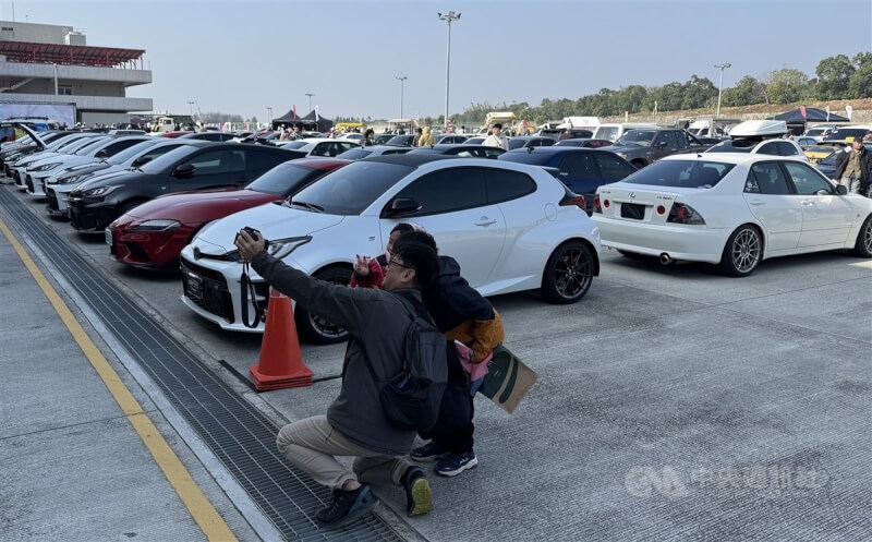 和泰汽車公司在台中麗寶國際賽車場舉辦GR品牌嘉年華,有適合各年齡層周邊活動,讓小朋友也能共享賽車文化快樂時光。中央社記者蕭博陽台中市攝 114年2月2日