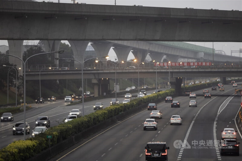 圖為國道1號林口交流道1日午後車潮。（中央社檔案照片）