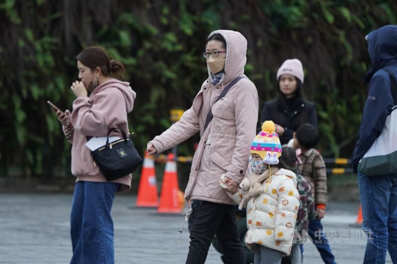 9天春節年假進入尾聲，2日鋒面快速掠過，北部、東半部及部分山區有局部短暫雨機率；氣溫也降低，北台灣明顯轉涼。圖為民眾把握年假最後一天，穿上保暖衣物到台北市花博園區走走。中央社記者徐肇昌攝　114年2月2日