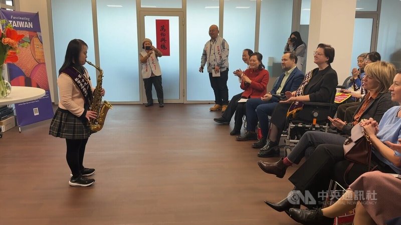 周大觀文教基金會出訪立陶宛,於駐立陶宛代表處與立陶宛前國會議員奧什米安斯基恩,以及當地非政府組織代表會面與交流,圖為來自台灣的生命鬥士陽光喜憨天使周以嘉,現場表演薩克斯風。中央社記者游堯茹維爾紐斯攝 114年2月2日