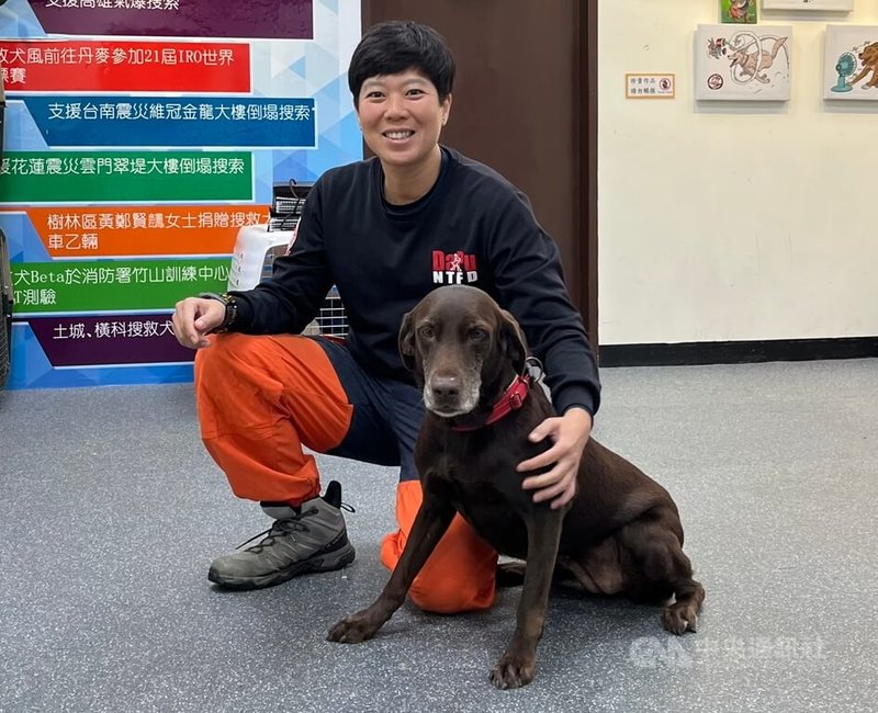 新北市消防局特搜大隊領犬員羅浩芳與搜救犬Amei搭擋逾6年，參與過2021年太魯閣號事故救援、2022年地震花蓮玉里樓倒救災等，並在2023年成為台灣隊史首次在國外考場通過MRT測驗的隊伍。中央社記者趙敏雅攝 114年2月2日